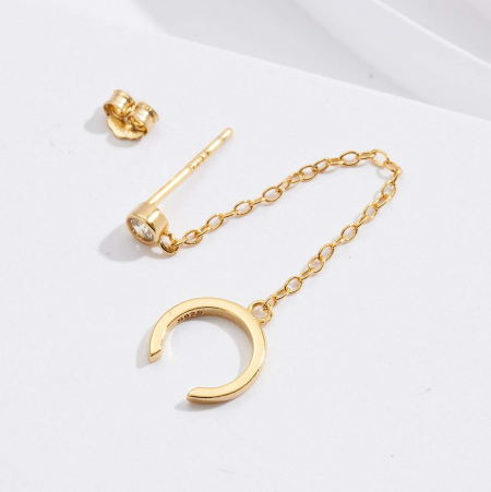 Studiofoto van de vergulde sterling zilveren zircon oorclip met ketting.