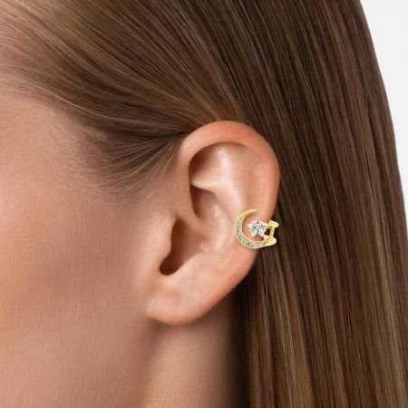 Ear Cuff Geométrico Luna Estrella Cartílago - Una modelo usando el Ear Cuff de cartílago Geometric Moon Star, mostrando su elegante diseño de media luna y estrella chapado en oro con circonita cúbica.