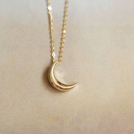 Collar con colgante de luna pequeña dorada de plata esterlina 925 - Una toma de estudio detallada del collar de plata esterlina 925 con un delicado colgante de luna pequeña dorada sobre un fondo neutro.