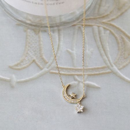 Collar con Colgante de Estrella Dorada y Luna de Circonio en Plata 925 - Un impresionante collar de plata esterlina 925 con un colgante de luna creciente y estrella chapado en oro, intrincadamente detallado con piedras de circonio brillantes.