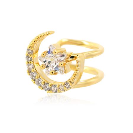Vista en ángulo del Ear Cuff de cartílago Moon Star chapado en oro, destacando las piedras de circonita cúbica.