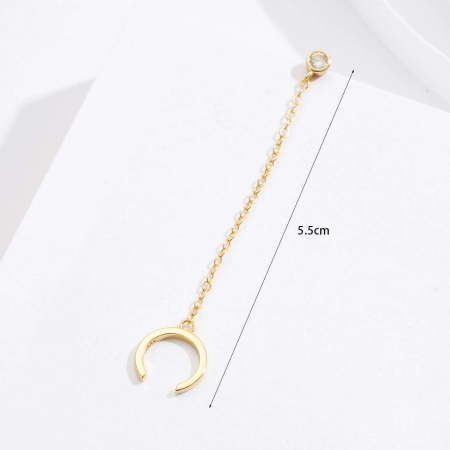 Afbeelding die de afmetingen toont van de gouden halve maan hanger oorclip, met een maat van 5,5 cm.