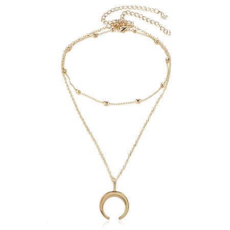 Collar choker de cadena de capas con colgante de media luna dorada - Una vista en primer plano del collar choker de cadena de capas con colgante de media luna dorada, que muestra su diseño de doble cadena y acabado dorado pulido.
