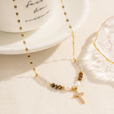 Roestvrijstalen delicate kralen religieuze cubic zirconia kruis hanger kettingen - Een close-up productopname van een gouden roestvrijstalen ketting met een delicate kralenketting en een cubic zirconia kruis hanger, weergegeven op een schone witte achtergrond.
