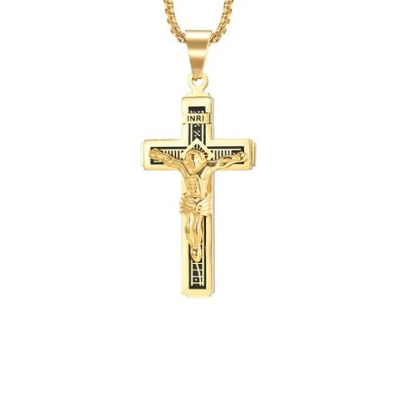 Collar de cruz chapado en oro para hombres. - Vista detallada de un collar con colgante de crucifijo chapado en oro para hombres, que presenta a Jesucristo y la grabación de INRI, fabricado en acero inoxidable duradero.