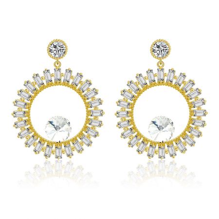 Pendientes de diseñador de joyería de perforación hueca redonda de CZ - Un par de pendientes de diseñador de perforación hueca redonda de CZ, con un diseño circular chapado en oro y un gran cristal de circonio cúbico central.