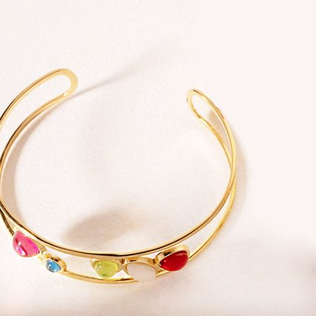 エレガントなオパールストーンのカフブレスレットセットの別の視点。