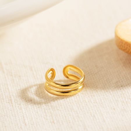 Arete de cartílago de doble capa de acero inoxidable dorado (5 piezas) - Un primer plano del arete de cartílago de doble capa de acero inoxidable dorado, destacando su acabado pulido y diseño moderno sin perforación.