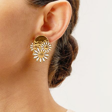 Pendientes de botón de flor de margarita y girasol de esmalte dorado de acero inoxidable (5 pares) - Una vista en primer plano de los pendientes de botón de flor de margarita y girasol de esmalte dorado de acero inoxidable, mostrando el intrincado diseño floral y los vibrantes detalles de esmalte.