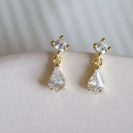 Orecchini a goccia d'acqua in cristallo in argento sterling 925. - Un paio di orecchini a goccia d'acqua in cristallo in argento sterling 925 con finitura dorata, che mostrano un design delicato con gemme chiare rotonde e a goccia.