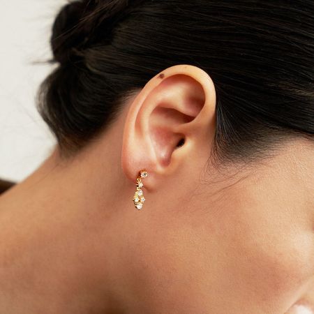 A delicate 18k gold plated dangling earring with sparkling cubic zirconia stones from the French vintage collection.