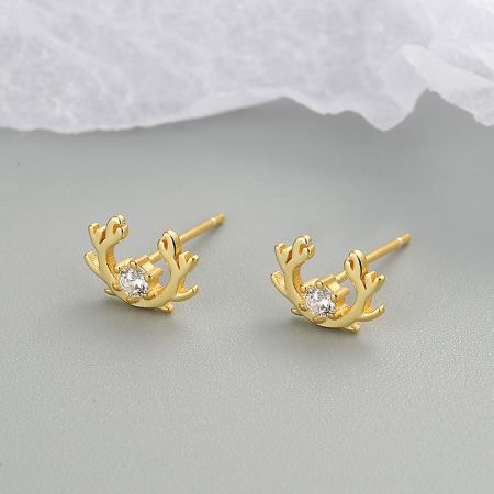 Un altro angolo degli orecchini in corno di cervo dorati, enfatizzando gli accenti brillanti di zirconia simile a diamante.