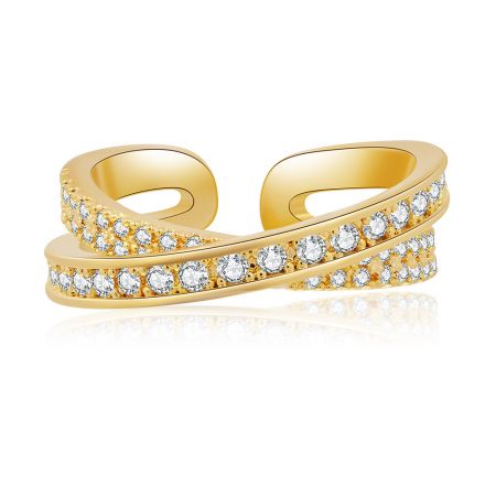 Vergulde X-ontwerp ring - Vooraanzicht van de vergulde X-ontwerp ring, die het ingewikkelde kruis-over ontwerp en sprankelende cubic zirconia stenen op een witte achtergrond toont.