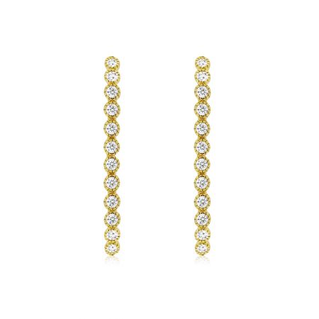 Pendientes de aro chapados en oro con engaste de bisel - Vista frontal de los pendientes de aro chapados en oro con engaste de bisel, con brillantes circonios cúbicos blancos engastados en un aro de latón chapado en oro.