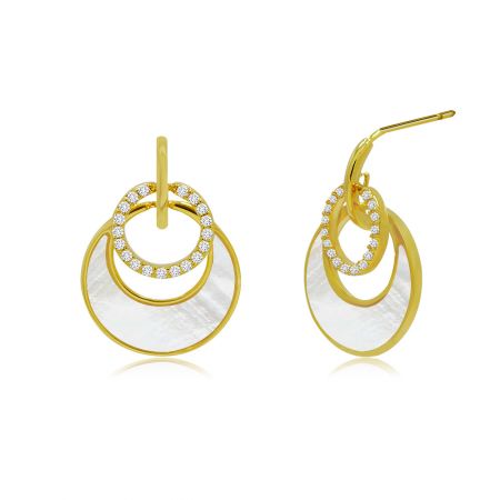 Vue détaillée de la boucle d'oreille pendante plaquée or mettant en valeur le design circulaire complexe et les pierres en zircon cubique scintillantes.