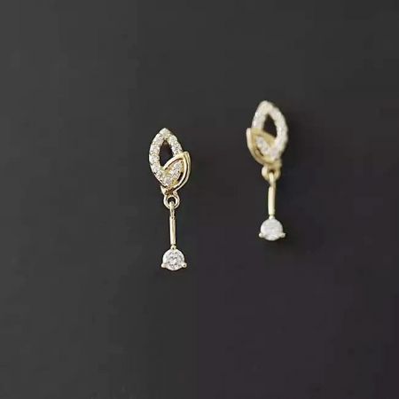 Detaljerad vy av den delikata bladdesignen på de 14K guldpläterade sterling silverörhängena.