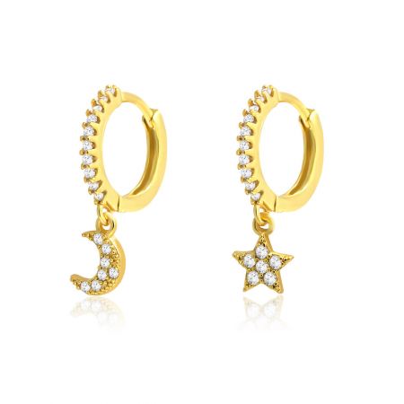 Gros plan des boucles d'oreilles Huggie Lune et Étoile, mettant en valeur le zircon cubique scintillant sur les anneaux et les charms.