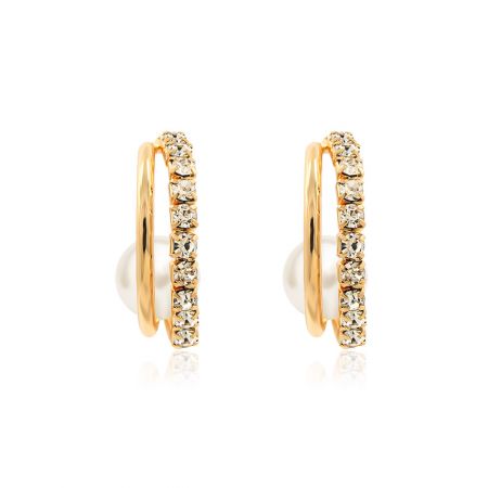 Pendientes de Aro de Cristal con Perla - Un primer plano de los elegantes pendientes de aro de cristal, que muestran los brillantes cristales checos blancos y una perla lustrosa en un aro chapado en oro.