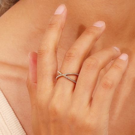 Detailed view of the intertwined gold bands on the pearl cross ring.