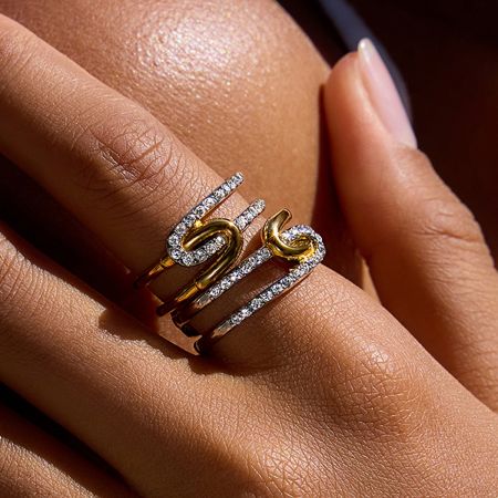Twee-kleurige gouden en zilveren rhinestone ringen set van 5. - Een close-up van de twee-kleurige gouden en zilveren rhinestone ring set, die de sprankelende stenen en het gemengde metalen ontwerp benadrukt.