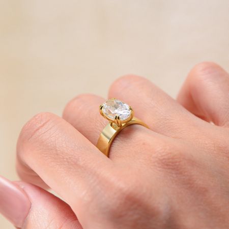 Modelo usando el anillo de zirconia cúbica de corte ovalado, mostrando su ajuste elegante y brillo.