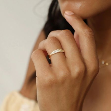 Ein einzelner eleganter CZ-Signet-Ring mit einem minimalistischen Gold-Finish, perfekt für den täglichen Gebrauch.