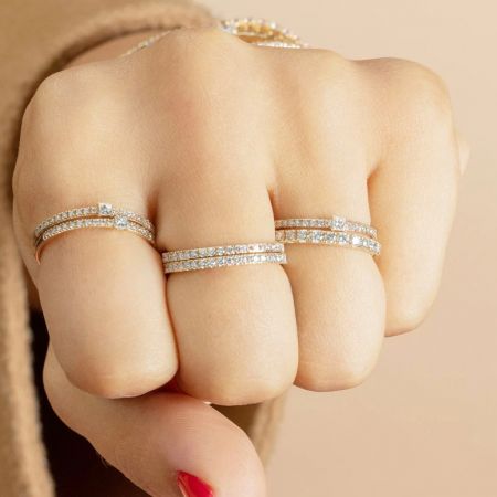 La mano di un modello che mostra l'elegante anello nuziale in argento sterling 925, evidenziando la sua vestibilità e brillantezza.