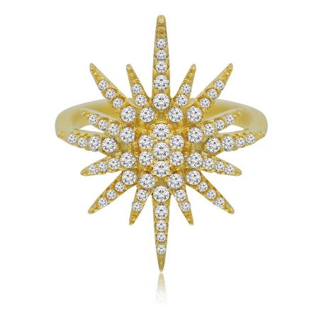 Anillo de oro con forma de estrella - Un primer plano del Anillo Starburst Gold, que muestra su intrincado diseño de explosión estelar con brillantes circonitas blancas engastadas en latón chapado en oro.