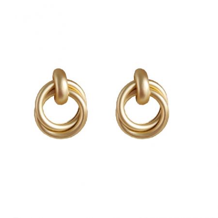 Pendientes de doble anillo en oro mate al por mayor - Un par de pendientes de doble anillo en oro mate con un acabado pulido, mostrando un diseño de círculos concéntricos.