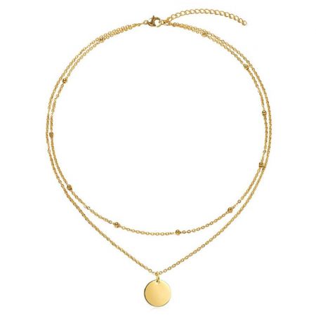 Volledige weergave van de vergulde charm ketting op een neutrale achtergrond.