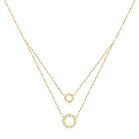 Collar de caída de doble círculo de oro al por mayor. - Collar de caída de doble círculo de oro al por mayor con una cadena de doble capa y dos colgantes circulares engastados con circonio cúbico, exhibido sobre un fondo blanco.