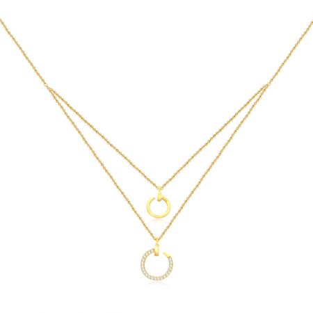 Collar en capas al por mayor con colgante circular en oro - Collar en capas al por mayor con dos cadenas de oro y colgantes circulares, uno liso y otro con piedras de zirconia cúbica, sobre un fondo blanco.