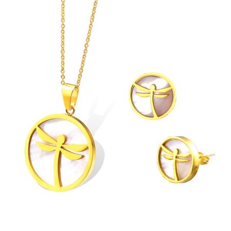 Conjunto personalizado de venta al por mayor Dragonfly Shell. - Conjunto completo de joyería Dragonfly Shell en chapado dorado, que presenta un delicado collar con colgante y aretes de perno a juego de JR Fashion Accessories.