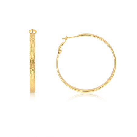 Aretes de aro con puntos dorados - Un par de aretes de aro con puntos dorados y un acabado dorado brillante, exhibidos sobre un fondo blanco limpio.
