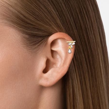 El arete CZ Dangle Ear Cuff mostrado sobre una superficie para resaltar su estilo elegante para oídos no perforados.