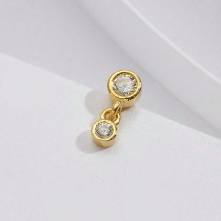 Versione placcata in oro degli orecchini a perno con due pietre in zirconia cubica.