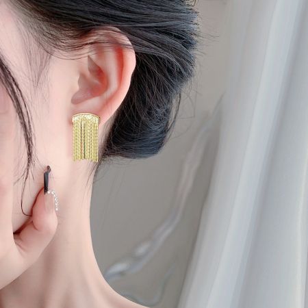 Een model dat de elegante gouden waterval franjes drop oorbel toont.