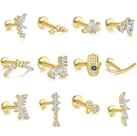 Una collezione di vari orecchini a perno minimalisti in argento sterling 925 placcati oro con zirconia cubica.