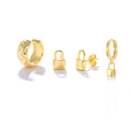 Conjunto de 4 Pendientes de Aro Dorados - Una colección de Conjunto de 4 Pendientes de Aro Dorados, que muestra varios diseños que incluyen aros clásicos y formas de candado únicas.