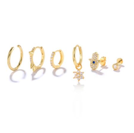 Conjunto de 6 aretes huggie - Una colección elegante de seis aretes huggie chapados en oro, con diversos diseños con piedras de circonita cúbica, perfectos para venta al por mayor.
