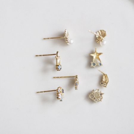 Una vista alternativa del set completo di orecchini in argento sterling da 5 paia.
