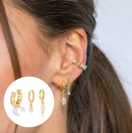 Modèle portant le set de boucles d'oreilles Drop Huggie Hoop pour mettre en valeur l'ajustement et le style.