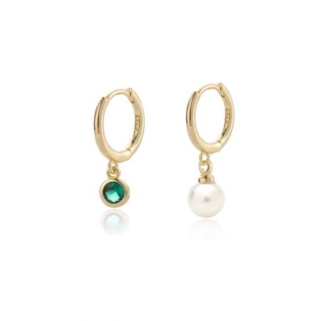 Créoles en perles et émeraudes vertes simulées - Une paire de boucles d'oreilles créoles en perles et émeraudes vertes simulées, avec l'une ayant une pierre précieuse verte et l'autre une perle blanche.