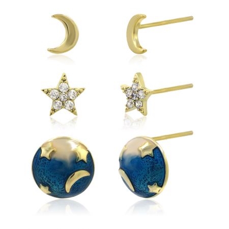 Primer plano del conjunto de pendientes celestiales de 3 piezas, mostrando la luna creciente de oro, la estrella con gema y el planeta de esmalte azul.