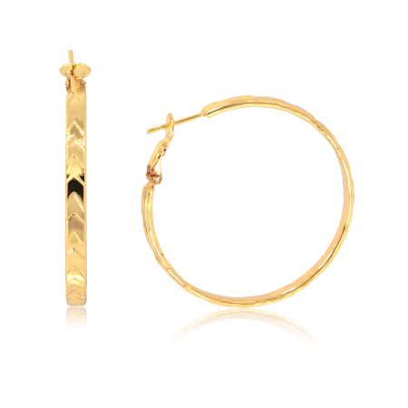 Aretes de aro delgados cortados en diamante de oro - Un par de aretes de aro delgados cortados en diamante de oro, estilo FEQ01-G-00370, que muestran su diseño ligero y acabado chapado en oro.