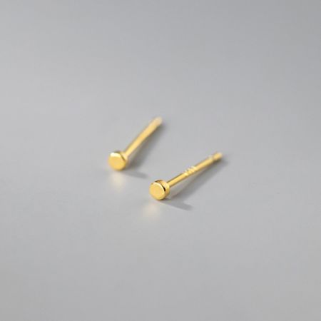 925 Zilver Eenvoudige Kleine Cirkel Stud Oorbellen - Een paar eenvoudige, kleine cirkel stud oorbellen in een gepolijste gouden afwerking, gemaakt van 925 sterling zilver, weergegeven op een witte achtergrond.