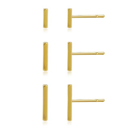 Trois paires de boucles d'oreilles mini bar en or disposées soigneusement pour montrer les différentes tailles.