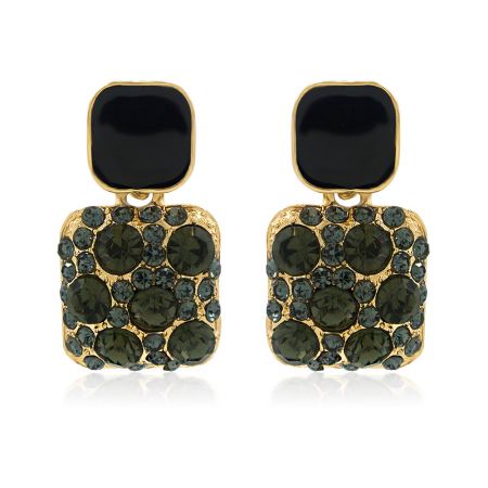 Boucles d'oreilles en émail noir - Gros plan des boucles d'oreilles en émail noir avec plaquage en or et cristaux en diamant noir de Bohême.