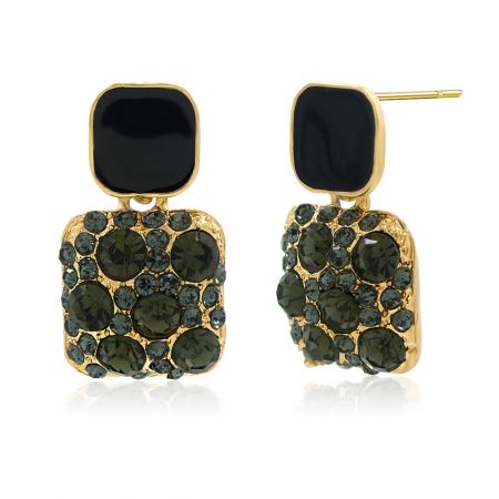 Vue détaillée des boucles d'oreilles en émail noir, mettant en avant le design complexe et le sertissage de cristal.