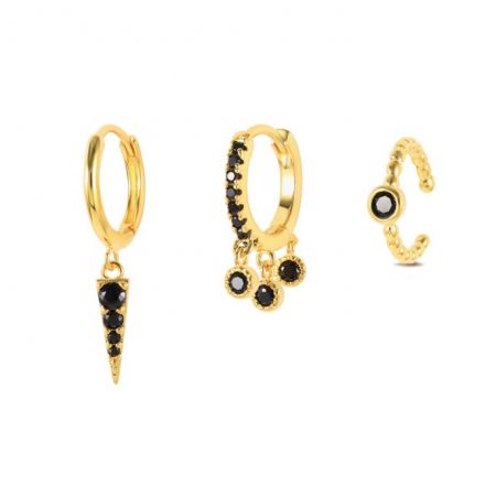 Conjunto de aretes huggie negros - Un conjunto de tres aretes huggie negros en oro, con varios diseños que presentan piedras de zirconia cúbica negra, exhibidos sobre un fondo blanco limpio.